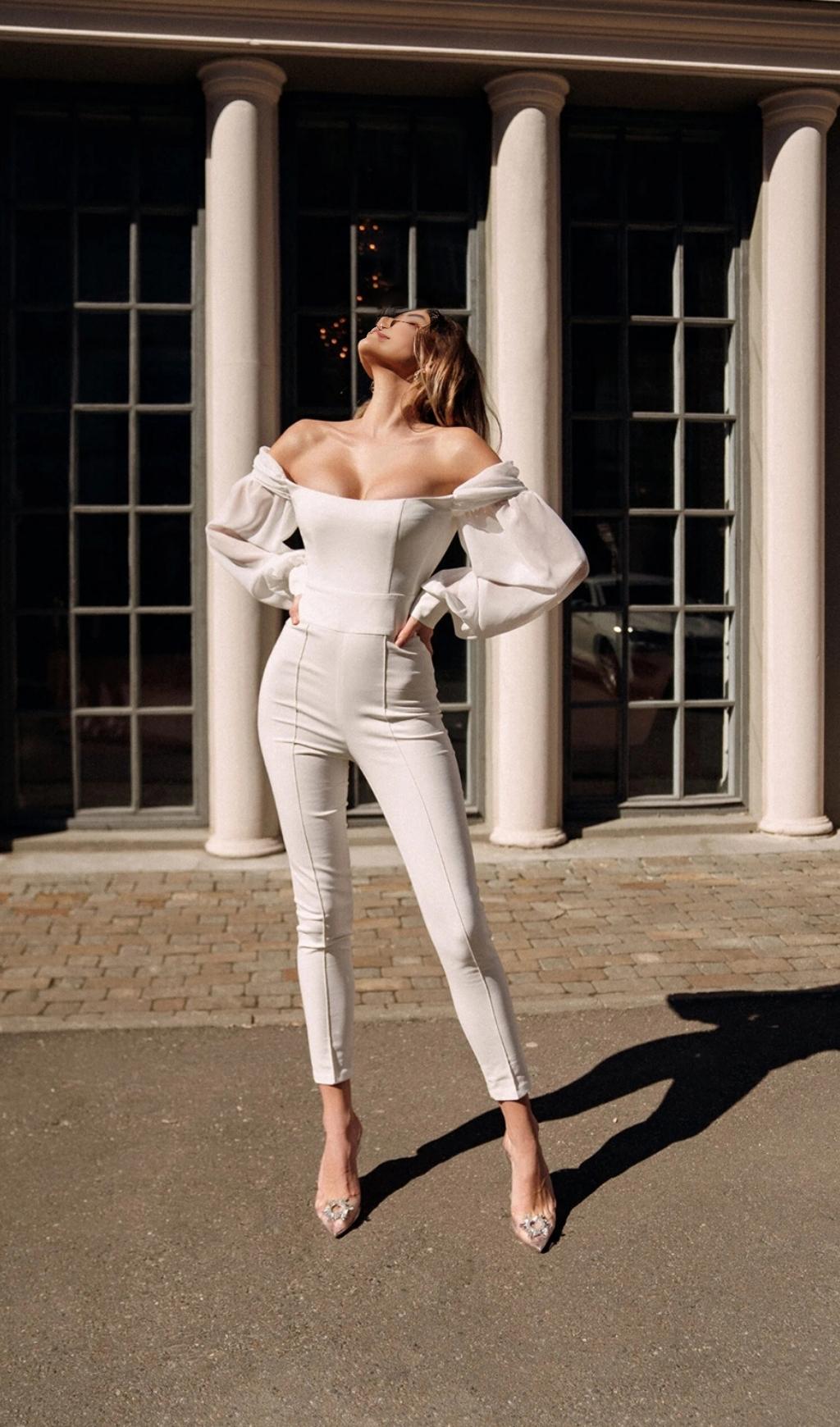 STRAPLESS LONG SLEEVES JUMPSUIT IN WHITE