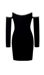 Luxurious one-diamond neckline dress.