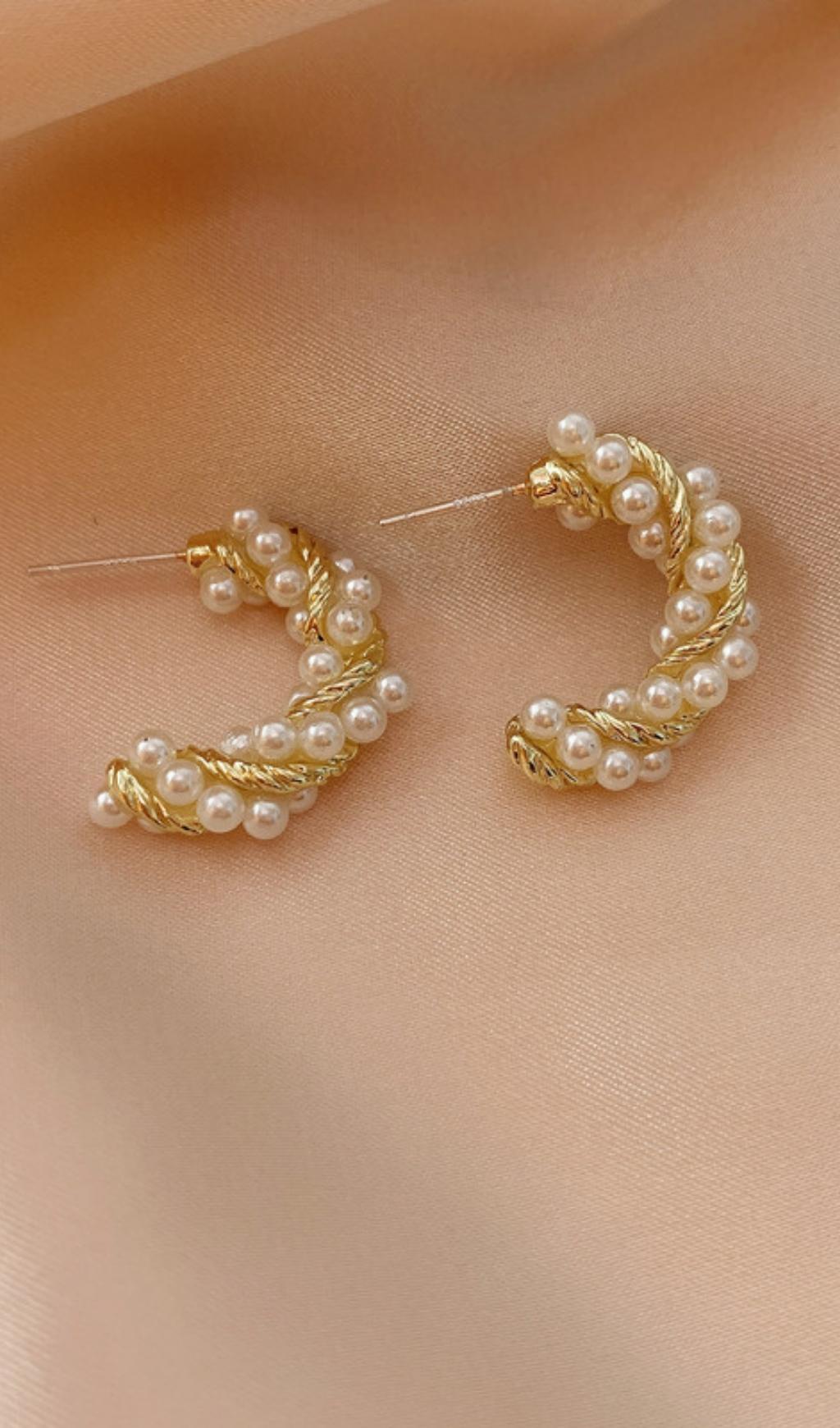 LIGHT LUXURY C-SHAPED PEARL EARRINGS