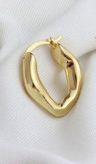 18K GOLD IRREGULAR SHAPED HOOP EARRINGS