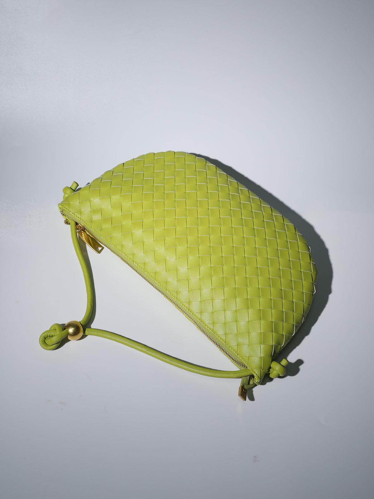 MIDGE WOVEN DRAWSTRING BAG IN GREEN